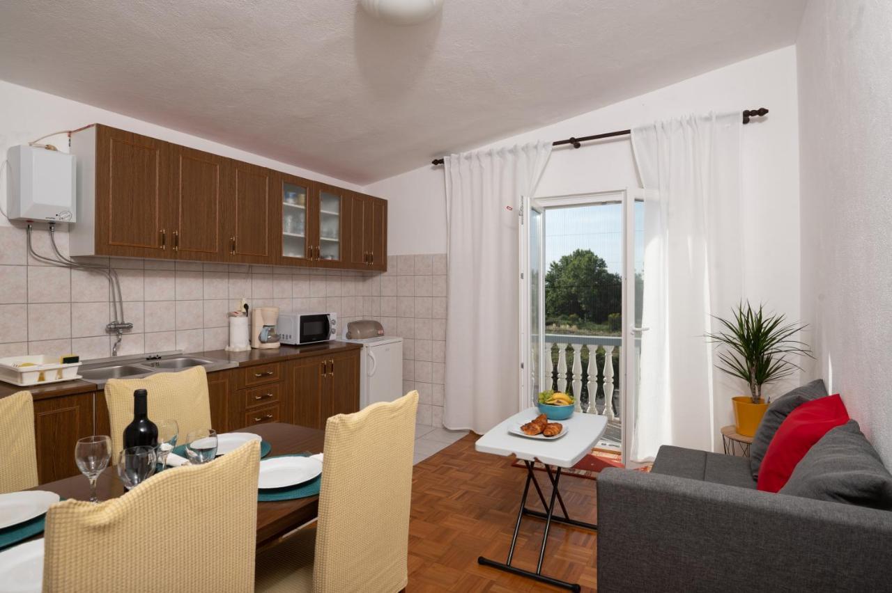 Marina'S Apartments Ražanac Esterno foto