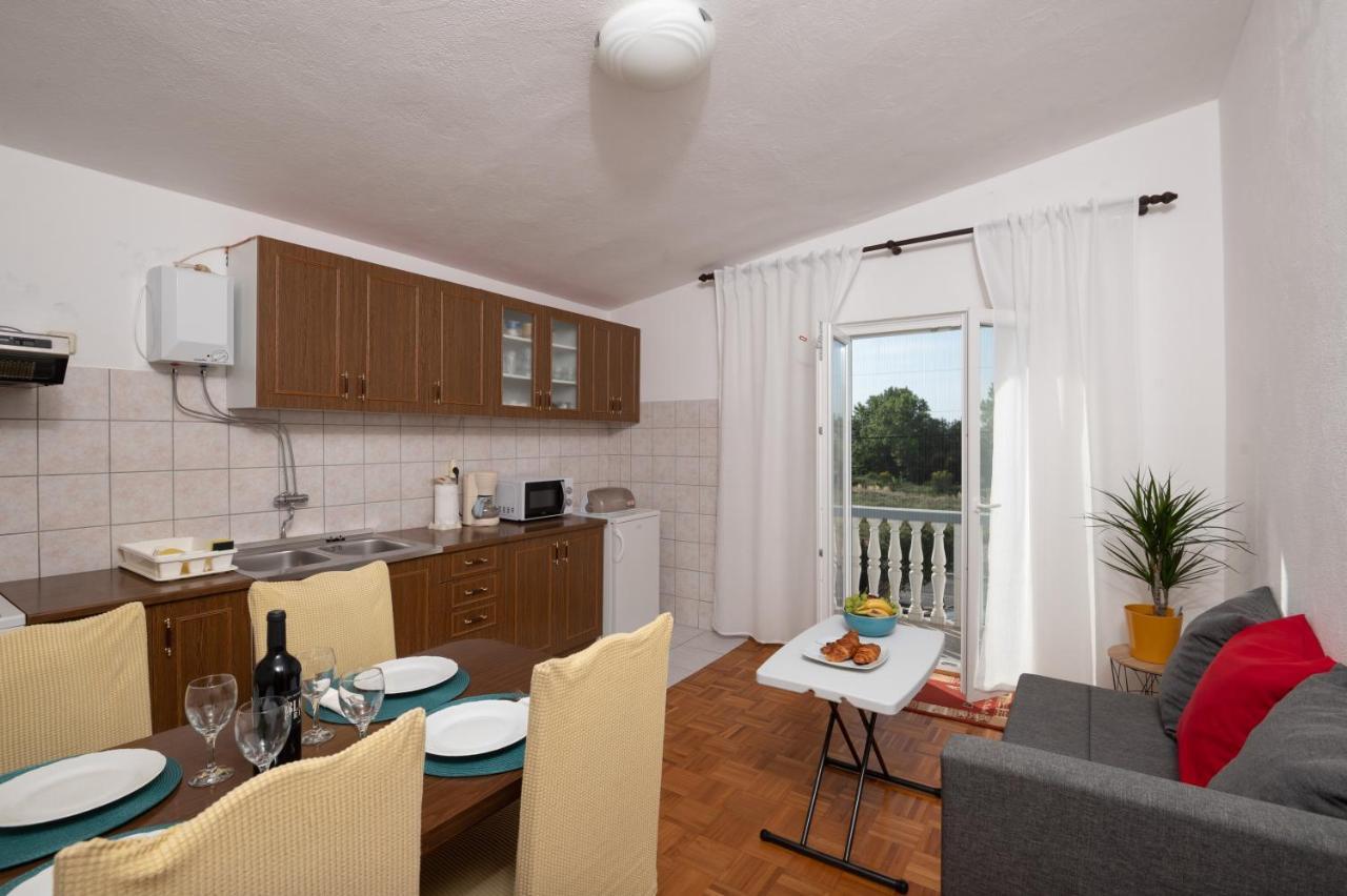 Marina'S Apartments Ražanac Esterno foto