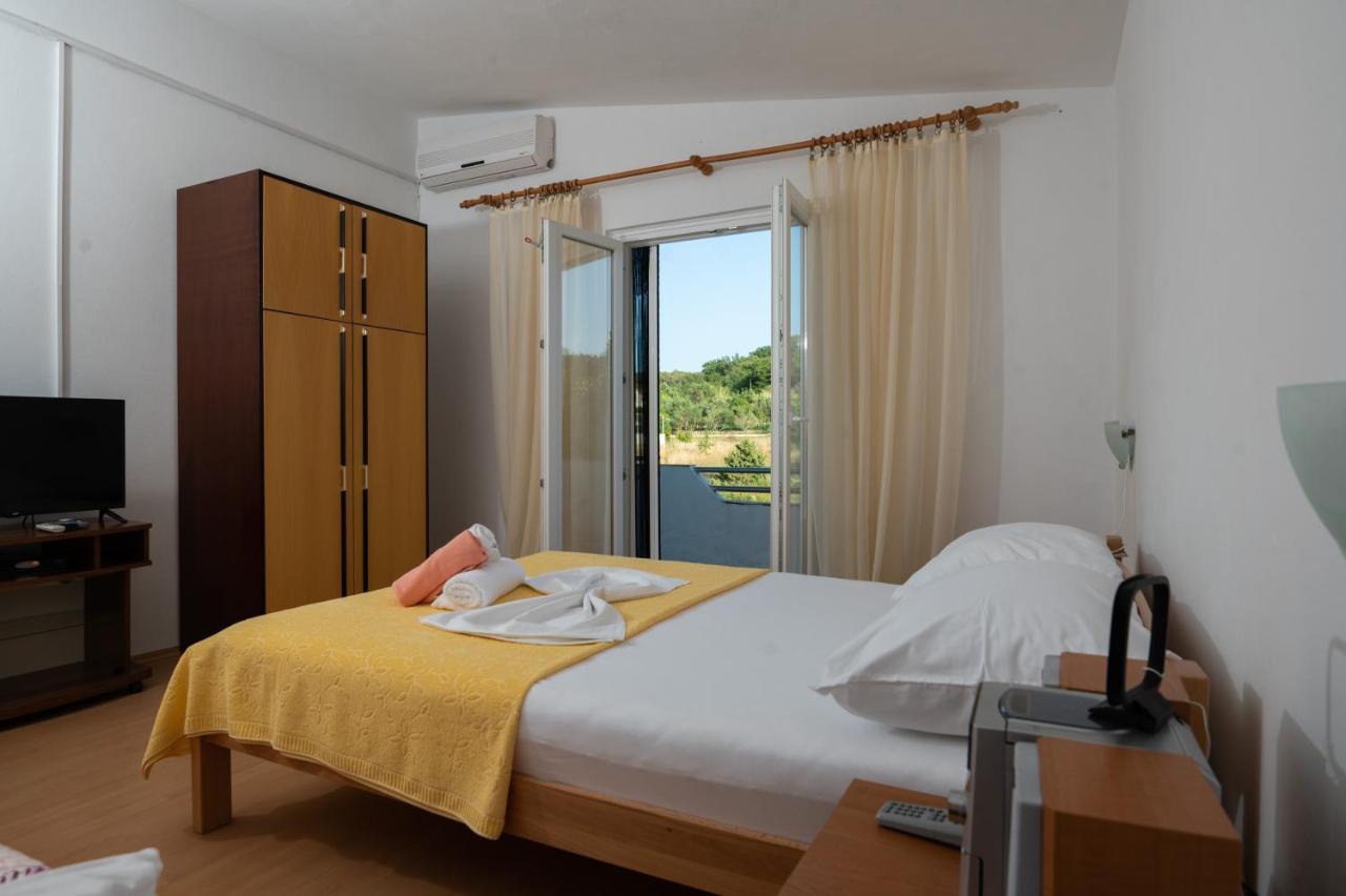 Marina'S Apartments Ražanac Esterno foto