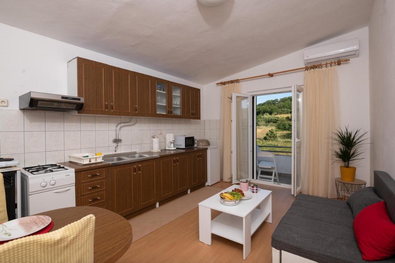 Marina'S Apartments Ražanac Esterno foto